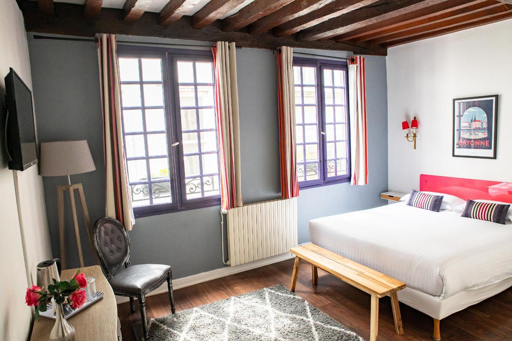 באיון Hotel Le Port Neuf מראה חיצוני תמונה