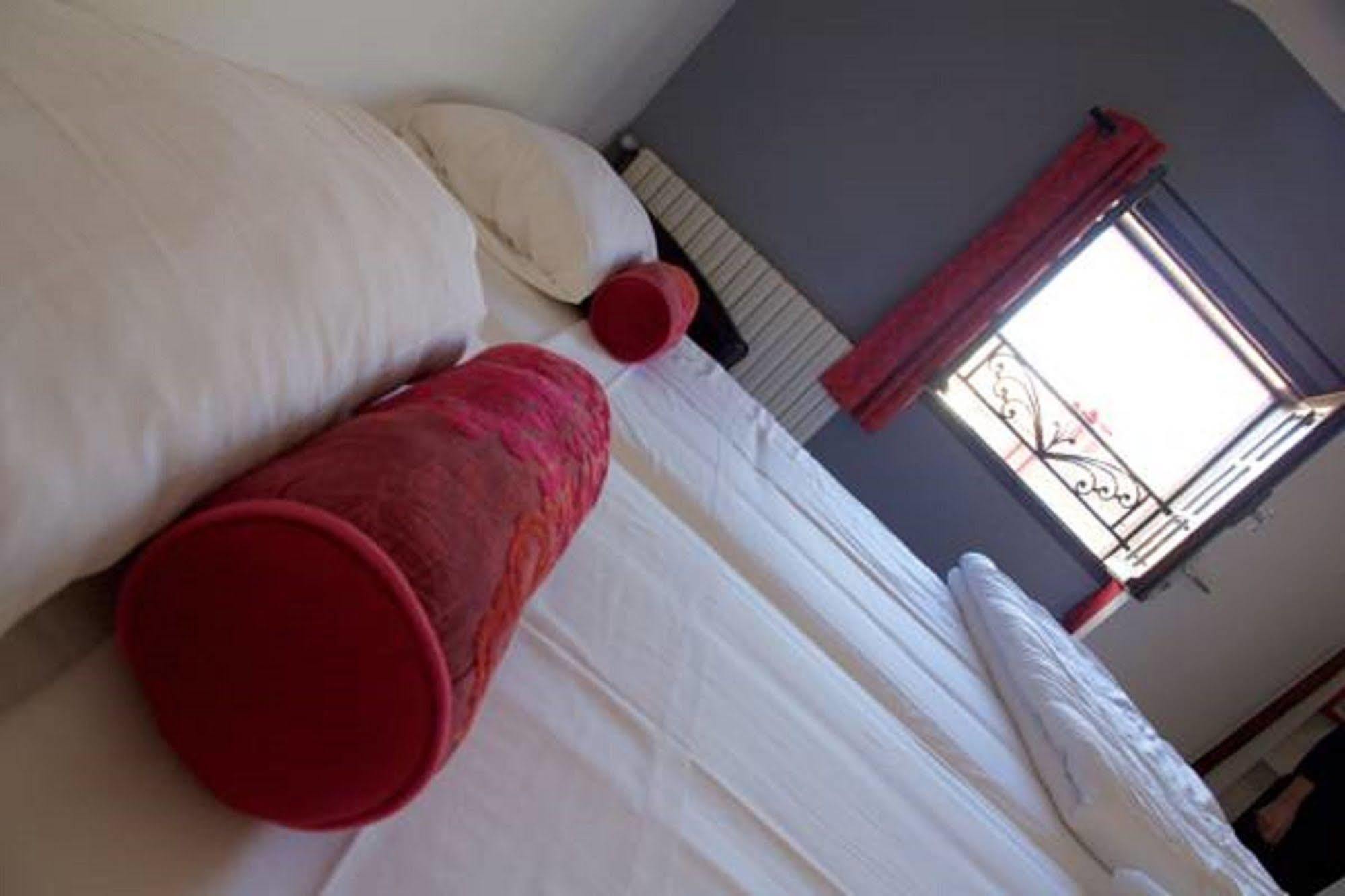 באיון Hotel Le Port Neuf מראה חיצוני תמונה