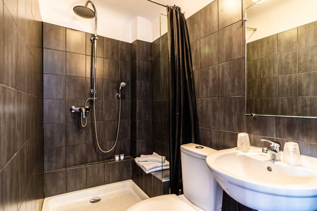 באיון Hotel Le Port Neuf מראה חיצוני תמונה